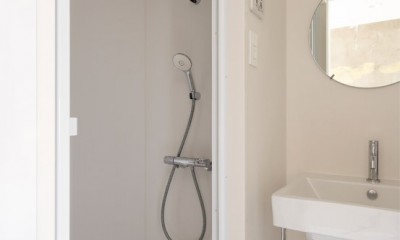 シャワールームも新設｜仕事部屋なので生活感はコンパクト。コストを抑えながら、スマートな仕上がりに。
