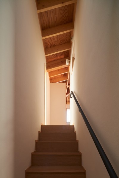 階段 (町に開かれた角地の家)