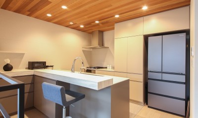 天井を板張りにしたカウンターのあるキッチン｜広がりを感じる箱の家／東京都世田谷区