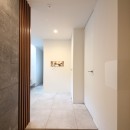 広がりを感じる箱の家／東京都世田谷区の写真 ルーバーが印象的な玄関ホール