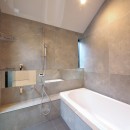 広がりを感じる箱の家／東京都世田谷区の写真 タイル張りの上質バスルーム