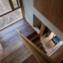 「外の居間」のある八ヶ岳高原の山荘の写真 居心地の良い階段