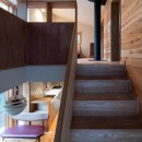 「外の居間」のある八ヶ岳高原の山荘の写真 階段踊り場から1階と2階を見る