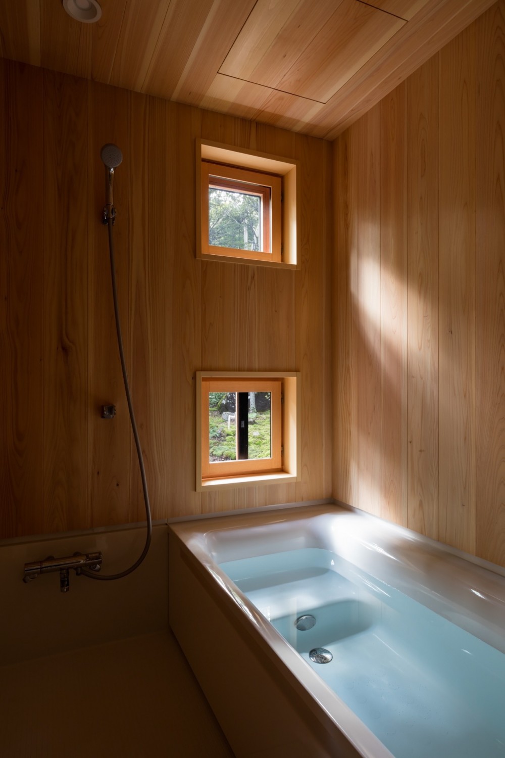 「外の居間」のある八ヶ岳高原の山荘 (サワラ張りの浴室)