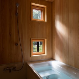 「外の居間」のある八ヶ岳高原の山荘 (サワラ張りの浴室)