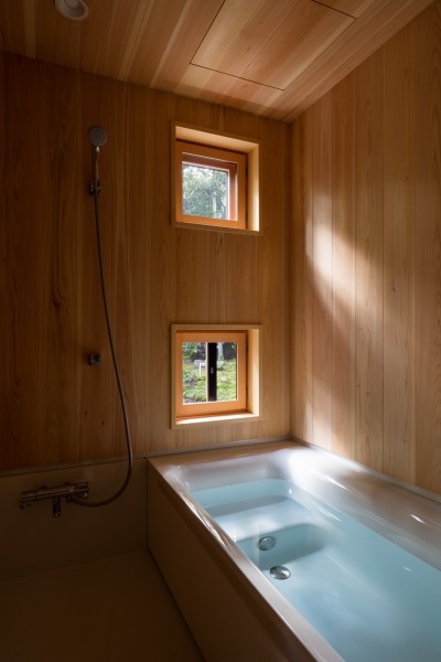 サワラ張りの浴室 (「外の居間」のある八ヶ岳高原の山荘)