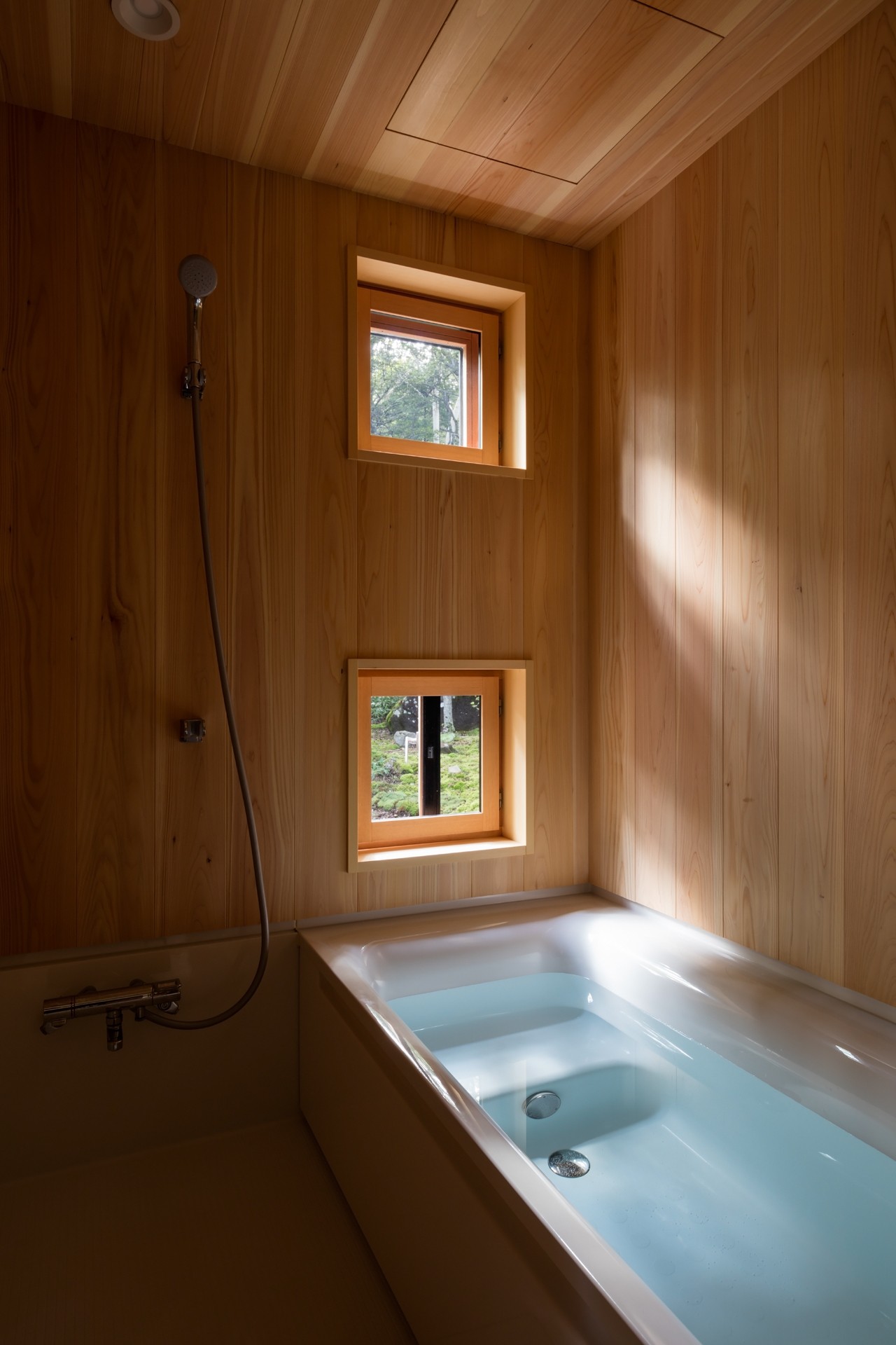 バス/トイレ事例：サワラ張りの浴室（「外の居間」のある八ヶ岳高原の山荘）