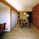 長大な壁面収納のある集合住宅リノベーションの写真 リビングスペース