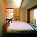 長大な壁面収納のある集合住宅リノベーションの写真 ベッドスペース