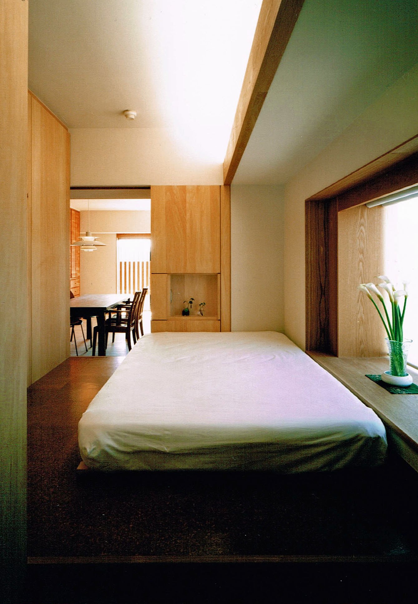ベッドルーム事例：ベッドスペース（長大な壁面収納のある集合住宅リノベーション）