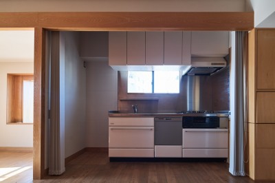 キッチン (長大な壁面収納のある集合住宅リノベーション)