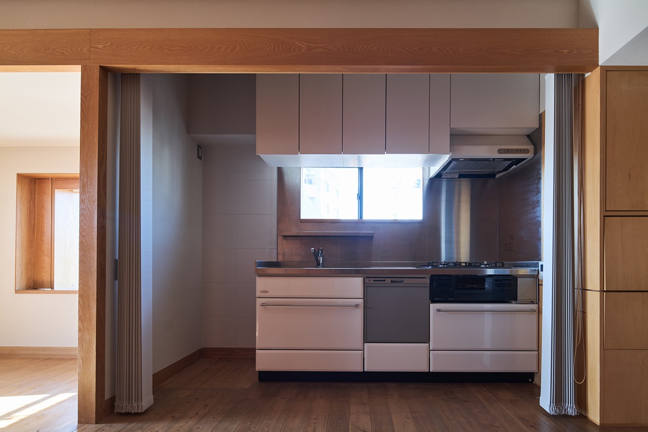キッチン事例：キッチン（長大な壁面収納のある集合住宅リノベーション）