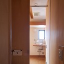 長大な壁面収納のある集合住宅リノベーションの写真 トイレ