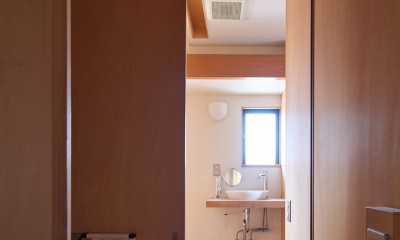 長大な壁面収納のある集合住宅リノベーション (トイレ)