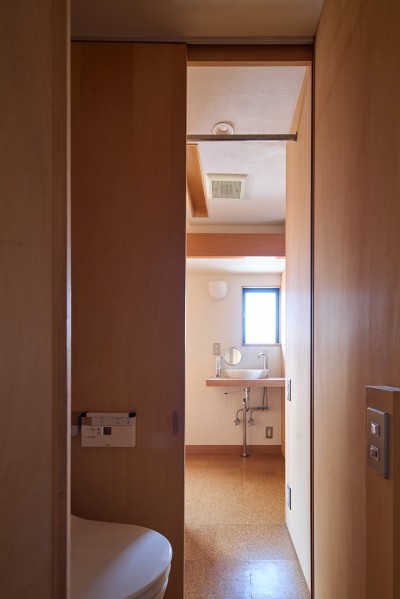 トイレ (長大な壁面収納のある集合住宅リノベーション)