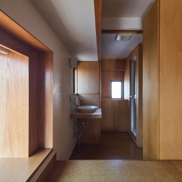 長大な壁面収納のある集合住宅リノベーション (ベッドスペースから脱衣洗面スペースを見る)