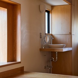 長大な壁面収納のある集合住宅リノベーション (洗面所)