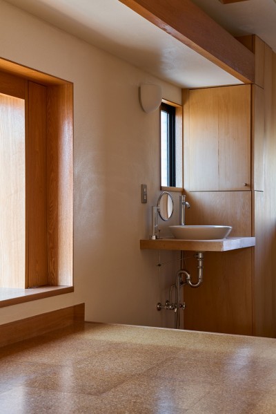 洗面所 (長大な壁面収納のある集合住宅リノベーション)