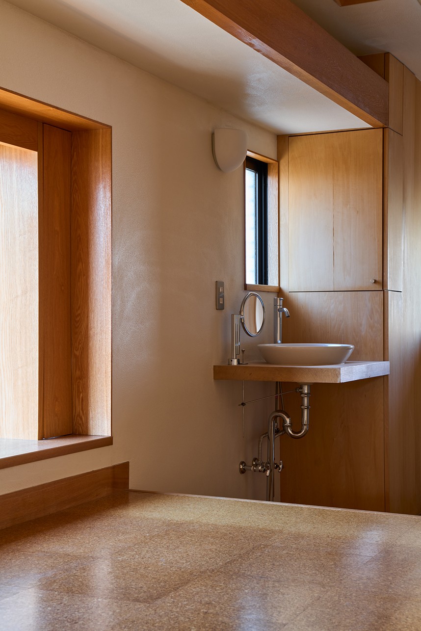 バス/トイレ事例：洗面所（長大な壁面収納のある集合住宅リノベーション）