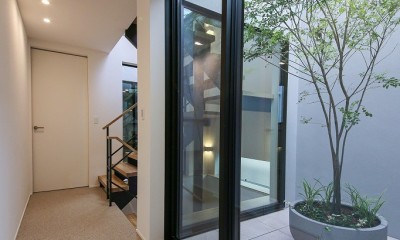 階段ホールを囲む２つの中庭｜青空と緑を楽しむナチュラルモダンの家／東京都世田谷区