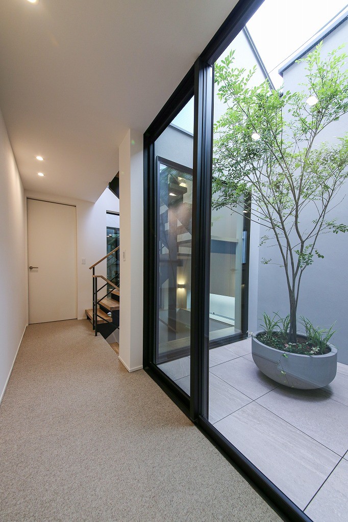 玄関事例：階段ホールを囲む２つの中庭（青空と緑を楽しむナチュラルモダンの家／東京都世田谷区）