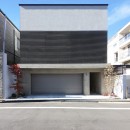 青空と緑を楽しむナチュラルモダンの家／東京都世田谷区の写真 ルーバーがアクセントのシンプルモダンな外観デザイン
