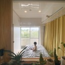 50平米のオアシス～都心でコンパクトに暮らす、自然と木を感じる明るいマンションリノベ～の写真 玄関から部屋と窓先をみる