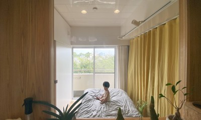 玄関から部屋と窓先をみる｜50平米のオアシス～都心でコンパクトに暮らす、自然と木を感じる明るいマンションリノベ～