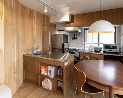 キッチン (50平米のオアシス～都心でコンパクトに暮らす、自然と木を感じる明るいマンションリノベ～)
