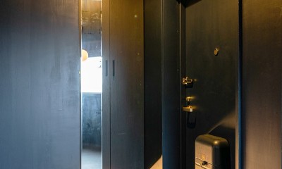 黒で統一した玄関ホールの上下に照明を配して空間の形を浮かびあがらせています。｜black／white　こだわりのインテリアの為のリノベーション