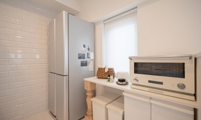 置き場所に悩む冷蔵庫とカウンターをキッチン背面に並べました。｜black／white　こだわりのインテリアの為のリノベーション