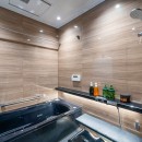 black／white　こだわりのインテリアの為のリノベーションの写真 くつろぎたい浴室には木目の安らぎ、ぬくもりを