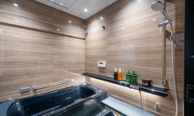 くつろぎたい浴室には木目の安らぎ、ぬくもりを｜black／white　こだわりのインテリアの為のリノベーション