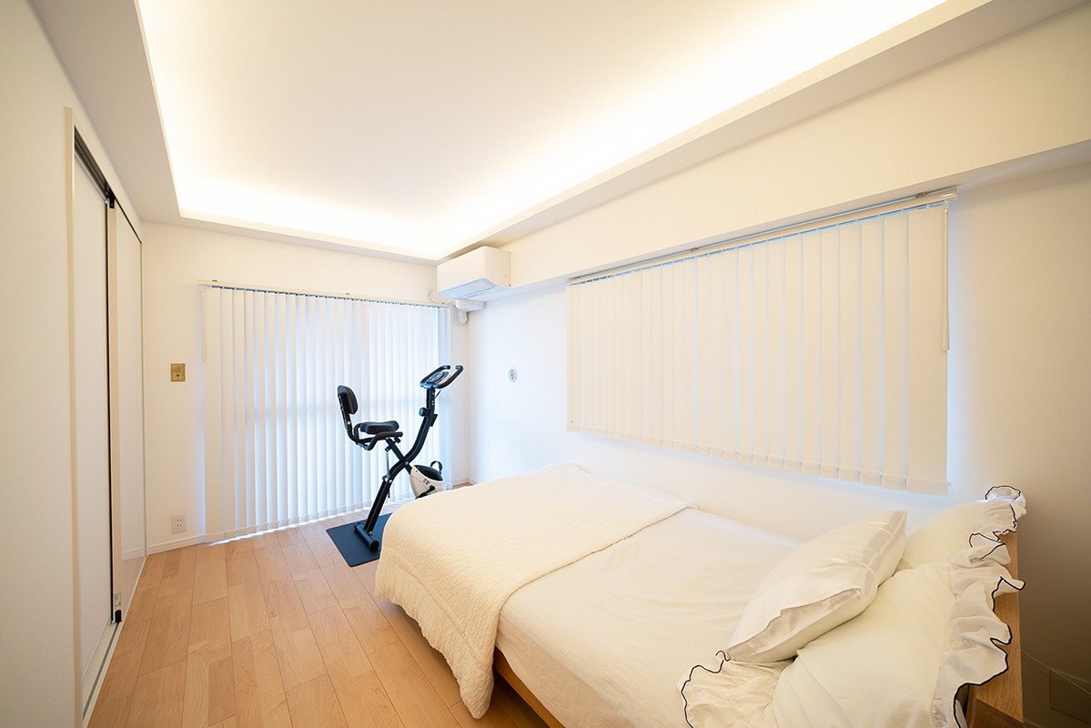 ベッドルーム事例：床だけを木目にして落ち着いたベッドルームに。間接照明でまるで浮いているかのような開放感。（black／white　こだわりのインテリアの為のリノベーション）