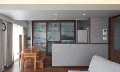 ウォルナットの風合いとやさしい明かりに家具も合わせて、気品あふれる雰囲気に。
