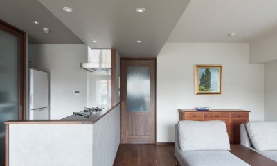 天井のアクセントクロス｜ウォルナットの風合いとやさしい明かりに家具も合わせて、気品あふれる雰囲気に。