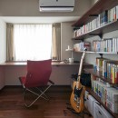 ウォルナットの風合いとやさしい明かりに家具も合わせて、気品あふれる雰囲気に。の写真 読書スペース兼納戸