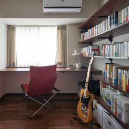ウォルナットの風合いとやさしい明かりに家具も合わせて、気品あふれる雰囲気に。 (読書スペース兼納戸)