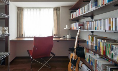 読書スペース兼納戸｜ウォルナットの風合いとやさしい明かりに家具も合わせて、気品あふれる雰囲気に。