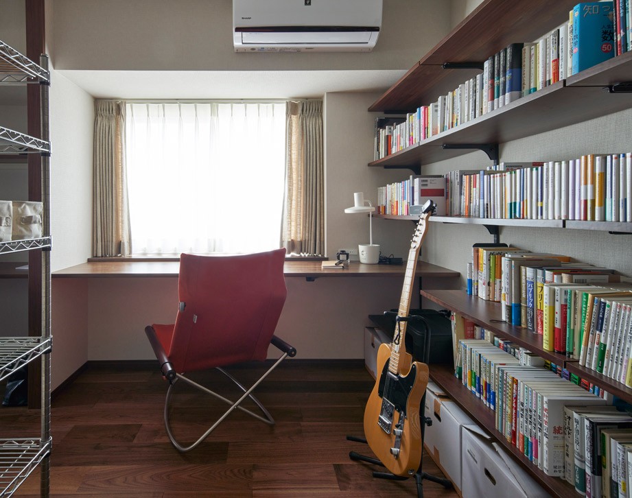 リビングダイニング事例：読書スペース兼納戸（ウォルナットの風合いとやさしい明かりに家具も合わせて、気品あふれる雰囲気に。）