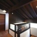 鎌倉谷戸の家ー海外勤務リタイヤ後の住まいの写真 ２階廊下から階段室と踊り場を見る