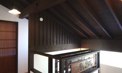 鎌倉谷戸の家ー海外勤務リタイヤ後の住まい (２階廊下から階段室と踊り場を見る)