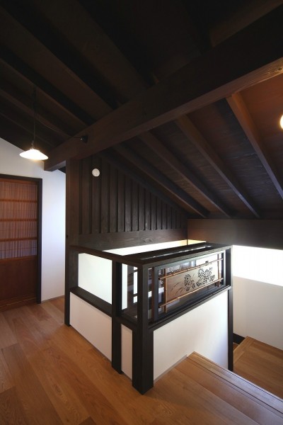 ２階廊下から階段室と踊り場を見る (鎌倉谷戸の家ー海外勤務リタイヤ後の住まい)