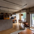 唯一無二の「眺め」が決め手 緑に囲まれたヴィンテージマンションをフルリノベ！｜日吉のマンションリノベーションの写真 リビングダイニングキッチン