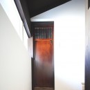鎌倉谷戸の家ー海外勤務リタイヤ後の住まいの写真 2階への階段踊り場に設けたトイレ扉は昔の建具