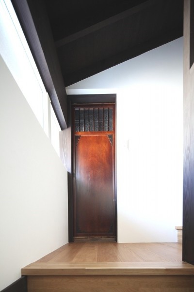 2階への階段踊り場に設けたトイレ扉は昔の建具 (鎌倉谷戸の家ー海外勤務リタイヤ後の住まい)
