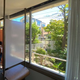庭とつながる大きな窓を活かす (杉並・高円寺S邸～庭と診療所を受け継ぐリノベ～)