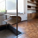 杉並・高円寺S邸～庭と診療所を受け継ぐリノベ～の写真 ベニヤを曲げたシンプルな靴棚を活かす