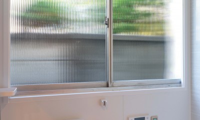 すりガラスの窓を活かす｜杉並・高円寺S邸～庭と診療所を受け継ぐリノベ～