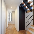 まるまるリフォーム《大空間ロフトが魅力的！省エネ住宅フルリノベーション / 国分寺》の写真 明るい玄関と階段室